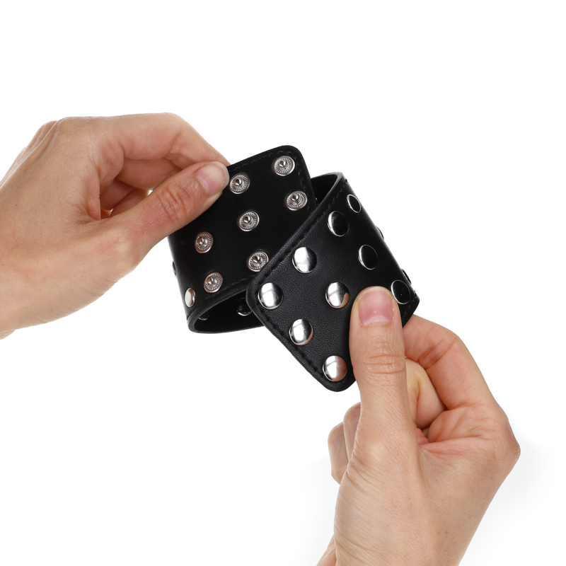 KINK - WRIST RESTRAINTS WITH SNAP FASTEN FULL OF RIVETS BLACK ADJUSTABLE 19-24 CM X 5.5 CM - Amore24