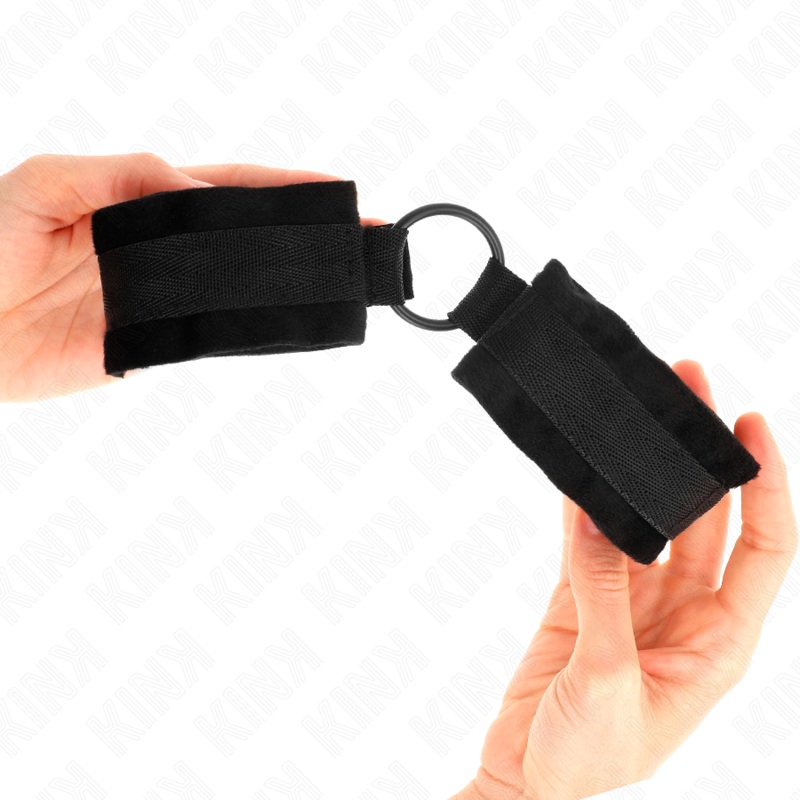 KINK - BEGINNER FUR HAND CUFFS 25 CM WITH O-RING 4 CM BLACK ADJUSTABLE 15-25 CM - Amore24