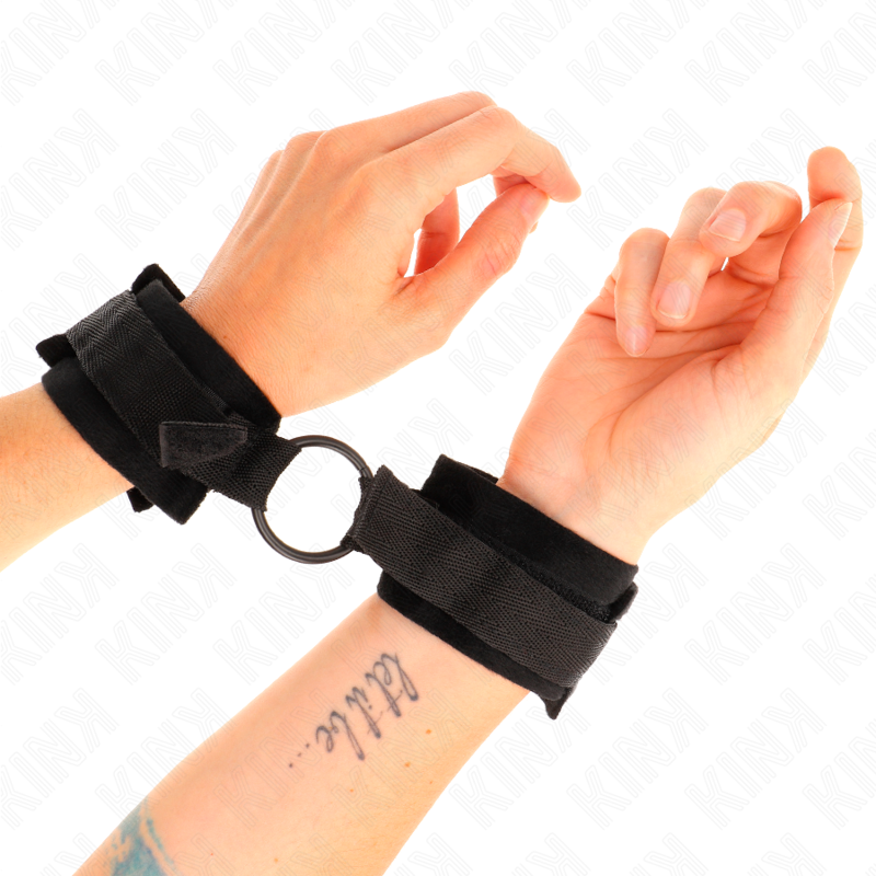 KINK - BEGINNER FUR HAND CUFFS 25 CM WITH O-RING 4 CM BLACK ADJUSTABLE 15-25 CM - Amore24