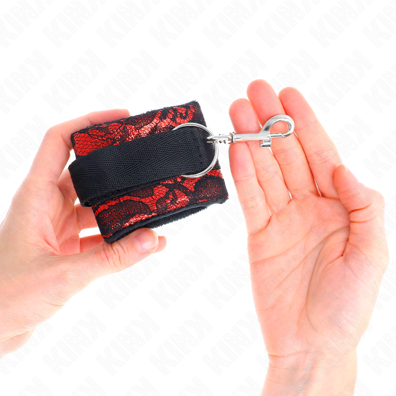 KINK - SHORT VELVET LACE WRIST RESTRAINTS AND NYLON BIND RED / BLACK 23 X 6.5 CM - Amore24