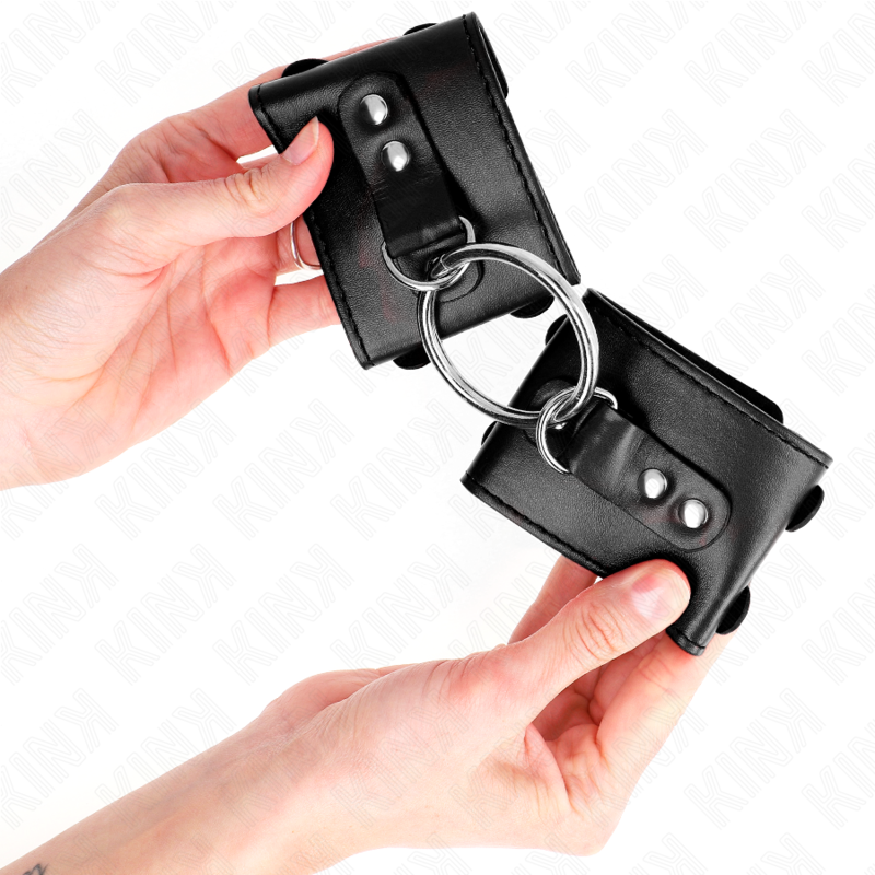 KINK - FIXED WRIST RESTRAINTS WITH RING AND STUDS ADJUSTABLE BLACK 17-22 CM X 6.5 CM - Amore24