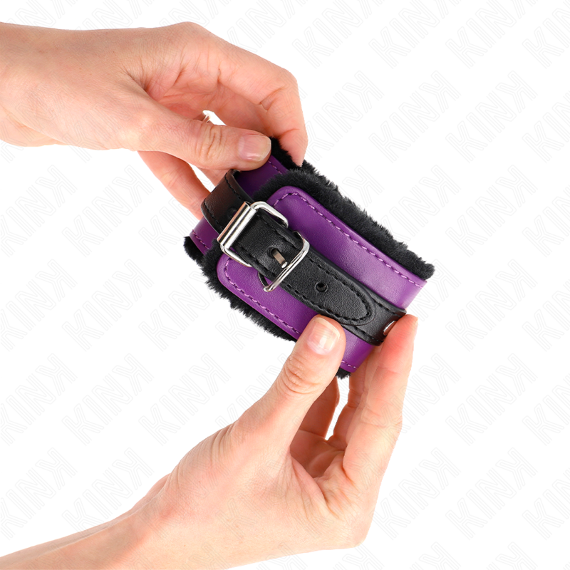 KINK - PREMIUM FUR LINED WRIST RESTRAINTS BLACK WITH PURPLE / BLACK BELT ADJUSTABLE 17-29 CM X 6 CM - Amore24