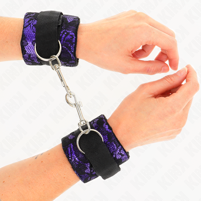 KINK - SHORT VELVET LACE WRIST RESTRAINTS AND NYLON BIND PURPLE / BLACK 23 X 6.5 CM - Amore24